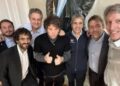Milei posando con el equipo económico del gobierno nacional.