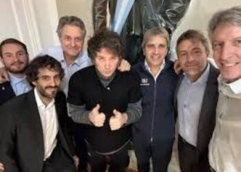 Milei posando con el equipo económico del gobierno nacional.