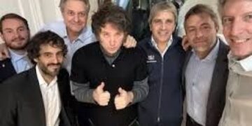 Milei posando con el equipo económico del gobierno nacional.
